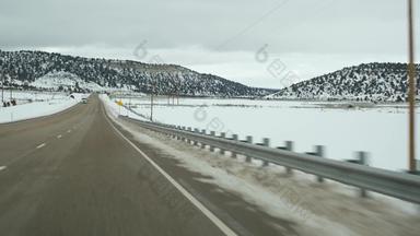 路<strong>旅行</strong>美国锡安布莱斯峡谷开车汽车犹他州搭便车<strong>旅行</strong>美国路线迪克西森林冬天当地的旅程平静<strong>大气</strong>雪山视图车