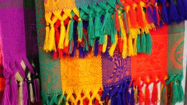 色彩斑斓的墨西哥羊毛墨西哥披肩毯子纹理编织观赏生动的纺织真实的拉丁美国模式条纹多彩色的织物雨披帽子拉美裔土著风格