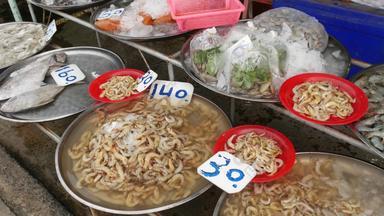 海洋产品出售当地的市场新鲜的香海鲜冰价格货架上市场螃蟹鱿鱼虾生龙虾盆地水价格标签
