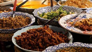 碗亚洲菜<strong>摊位</strong>碗各种各样的传统的泰国菜<strong>摊位</strong>街用餐者晚上东方晚上市场食物法院