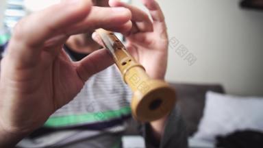 男人。玩传统的巴尔干半岛木管乐器长笛录音机音乐的仪器