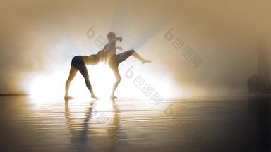 夫妇<strong>舞者</strong>黑色的装执行在情感上触碰跳舞元素<strong>当代</strong>编排