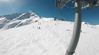 观点滑雪电梯空中视图滑雪者坡遥远的雪覆盖山山峰