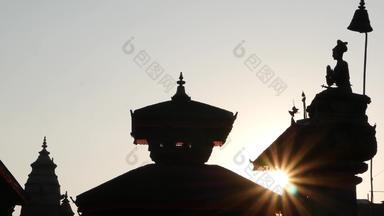 正式接见广场明亮的阳光轮廓东方建筑寺庙皇家正式接见广场东方古老的城市巴克塔普尔尼泊尔