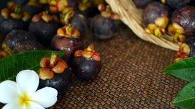 前视图新鲜的美味的收获山竹木表格泰国有机紫色的水果篮子
