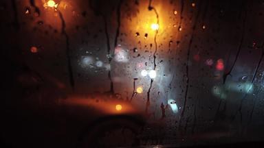 晚上雨城市开车晚上路观点视图挡风玻璃