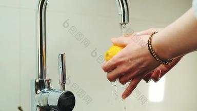 女人的手洗柠檬<strong>利用</strong>水