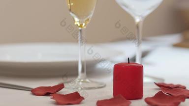 情人一天晚餐表格男人。服务员情人照明红色的爱蜡烛浪漫的晚餐香槟玻璃背景情人节情人节爱时尚快乐心情人节晚餐