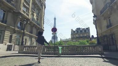 <strong>巴黎</strong>旅行概念快乐女人享受视图埃菲尔铁塔塔传统的街女走手点<strong>巴黎</strong>著名的具有里程碑意义的电影替身股票视频