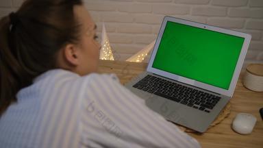 概念距离学习工作绿色电脑屏幕女孩坐在表格远程学习作品冲浪互联网后视图