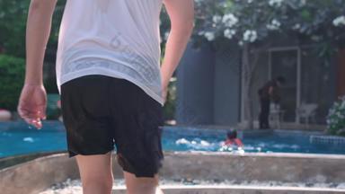 亚洲男人。跳酒店游泳池水飞溅享受快乐户外活动孩子们玩区域酒店