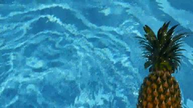 <strong>菠萝</strong>浮动蓝色的水游泳池健康的生有机食物多汁的水果异国情调的<strong>热带</strong>背景