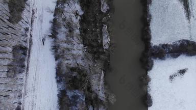 冬天景观河树白霜阳光明媚的一天蓝色的天空美丽的法国雪<strong>农村</strong>雪冷淡的河<strong>银行</strong>景观森林冬天森林河