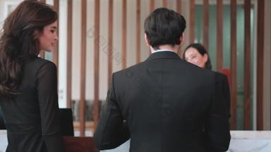 前面视图夫妇高加索人男人。女人检查酒店游说团体接待员管理的