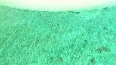 绿松石海水背景表面海水热带环礁湖