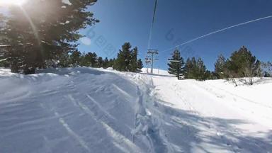 观点滑雪者骑升降椅阳光明媚的冬天一天滑雪者滑雪坡