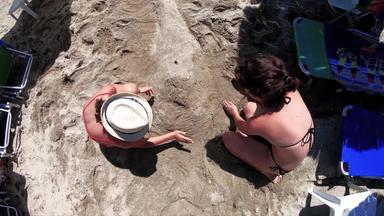 姐妹有趣的使形状沙子假期