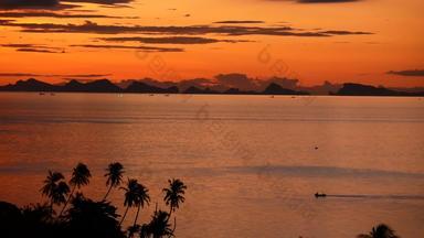 雄伟的热带橙色夏天真正的时间日落海山轮廓空中视图戏剧性的《暮光之城》金多云的天空岛屿海洋生动的黄昏海景自然背景