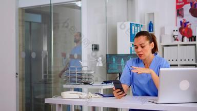 护士持有智能手机会说话的病人使远程<strong>医疗</strong>
