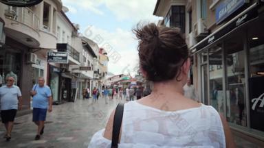 女人旅游街奥赫里德马其顿夏天时尚旅行风格慢运动