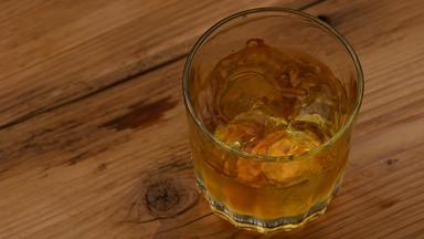 冰多维数据集秋天玻璃威士忌酒吧计数器