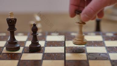 慢运动拍摄白色女王检查交配黑色的王采取主教国际象棋业务概念领袖成功手商人移动国际象棋数字竞争成功玩策略