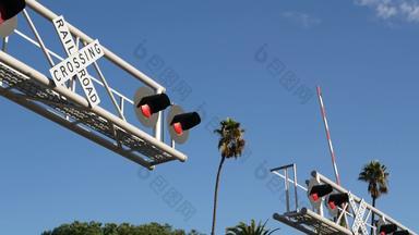水平穿越警告信号美国crossbuck请注意红色的交通光铁路路十字路口加州铁路运输安全象征谨慎标志危害<strong>火</strong>车跟踪