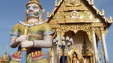 色彩斑斓的雕像亚洲寺庙明亮的五彩缤纷的雕像位于观赏佛教寺庙阳光明媚的一天东方国家神话巨大的《卫报》牦牛什么普莱岬KOH寒