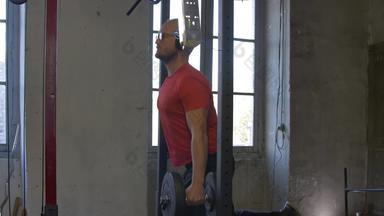 黑暗拍摄体育运动男人。保加利亚分裂蹲首页健身房健身健身房动机锻炼下蹲火车肌肉健身有氧运动gymlife强度奉献生活方式