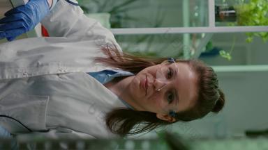 垂直视频肖像化学家女人白色外套<strong>工作制</strong>药实验室