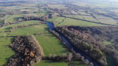无人机视图美丽的法国农村空中拍摄字段森林农村法国农村无人机拍摄飞行树上衣自然背景秋天森林空中无人机视图