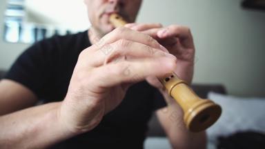 男性音乐家手玩录音机木管乐器木长笛