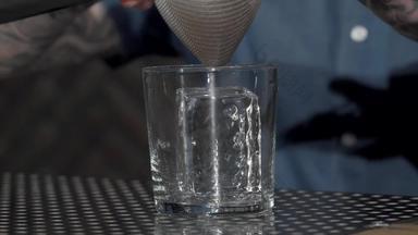 鸡尾酒倒玻璃多维数据集冰