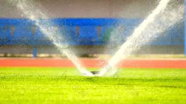 水喷雾使足球场湿地下洒水装置草坪上草足球场