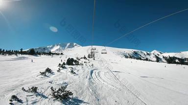 骑<strong>滑雪</strong>电梯观点明亮的阳光明媚的一天