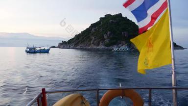 船浮动泰国旗帜晚上轮廓匿名人浮动船荡漾海泰国王泰国旗帜多云的日落天空