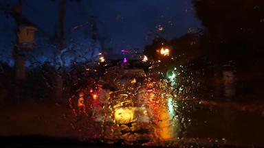 泰国双条车公共汽车基斯头灯旅行晚上街雨季节视图玻璃车滴浪漫的视图典型的晚上亚洲公共运输狂风暴雨的天空