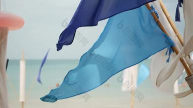 蓝色的<strong>旗帜</strong>挥舞着风小三角蓝色的<strong>旗帜</strong>颤动的风多云的天气热带海滩