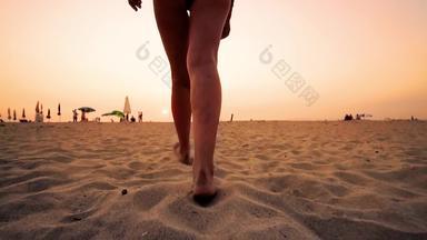 海滩旅行时尚模型女人走沙子海滩离开的足迹沙子特写镜头细节女脚腿金沙子日落慢运动电影替身拍摄