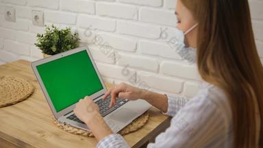 self-isolation女孩医疗面具条纹pejama首页作品远程电脑移动PC绿色屏幕类型文本打印有选择性的焦点