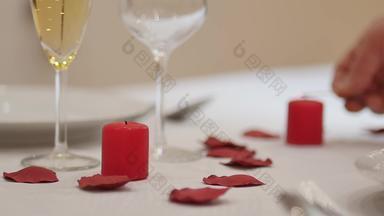 情人节一天晚餐表格男人。服务员情人照明红色的爱蜡烛浪漫的晚餐香槟玻璃背景情人节情人节爱时尚快乐心礼物情人节