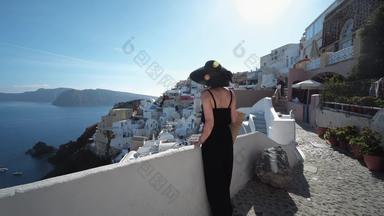 快乐女人穿着优雅的聪明的黑色的衣服他享受假期<strong>圣托里尼</strong>岛<strong>希腊</strong>