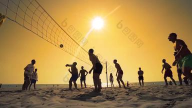 轮廓集团朋友玩海滩<strong>凌空</strong>抽射海滩有趣的日落