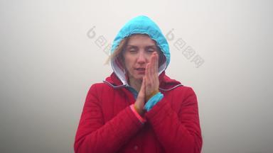 女孩徒步旅行者<strong>视频</strong>肖像山把罩冷天气雾强大的风<strong>秋天</strong>