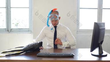 办公室工人西装领带需要假期穿潜水面具通气管男人。穿假期潜水面具坐着椅子工作办公室梦想海假期未来