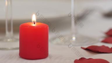 有吸引力的年轻的男人。服务员情人照明红色的蜡烛浪漫的晚餐玫瑰花花瓣餐厅表格情人节一天可爱的卡爱概念情人节情人节爱