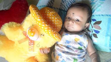 婴儿泰迪可爱的新生儿婴儿男孩泰迪熊说谎床上首页月甜蜜的婴儿蹒跚学步的特写镜头肖像印度种族前面视图
