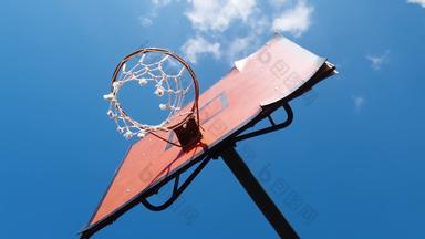 篮球董事会网阿盖因斯特清洁蓝色的天空背景