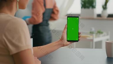 回来视图freelencer持有浓度关键绿色屏幕模拟智能手机
