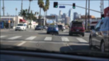 开车市中心街道这些洛杉矶加州美国散焦视图车玻璃挡风玻璃车道模糊路车辆好莱坞相机内部汽车城市审美